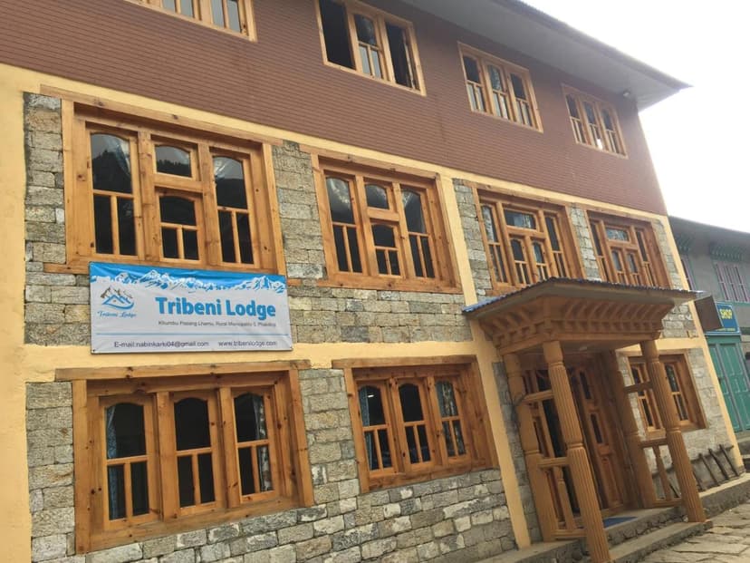 Tribeni Lodge in Phakding with stone facade and wooden window frames