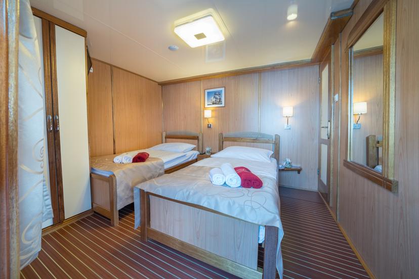 Double Cabin + single bed (x 3) image 1