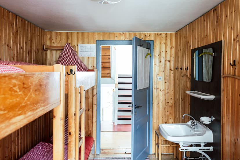 Bunk beds and sink in a wooden room at Nürnberger Hütte mountain hut