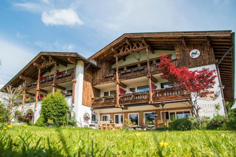 Gästehaus am Kurpark: traditional wooden building with balconies and green lawn