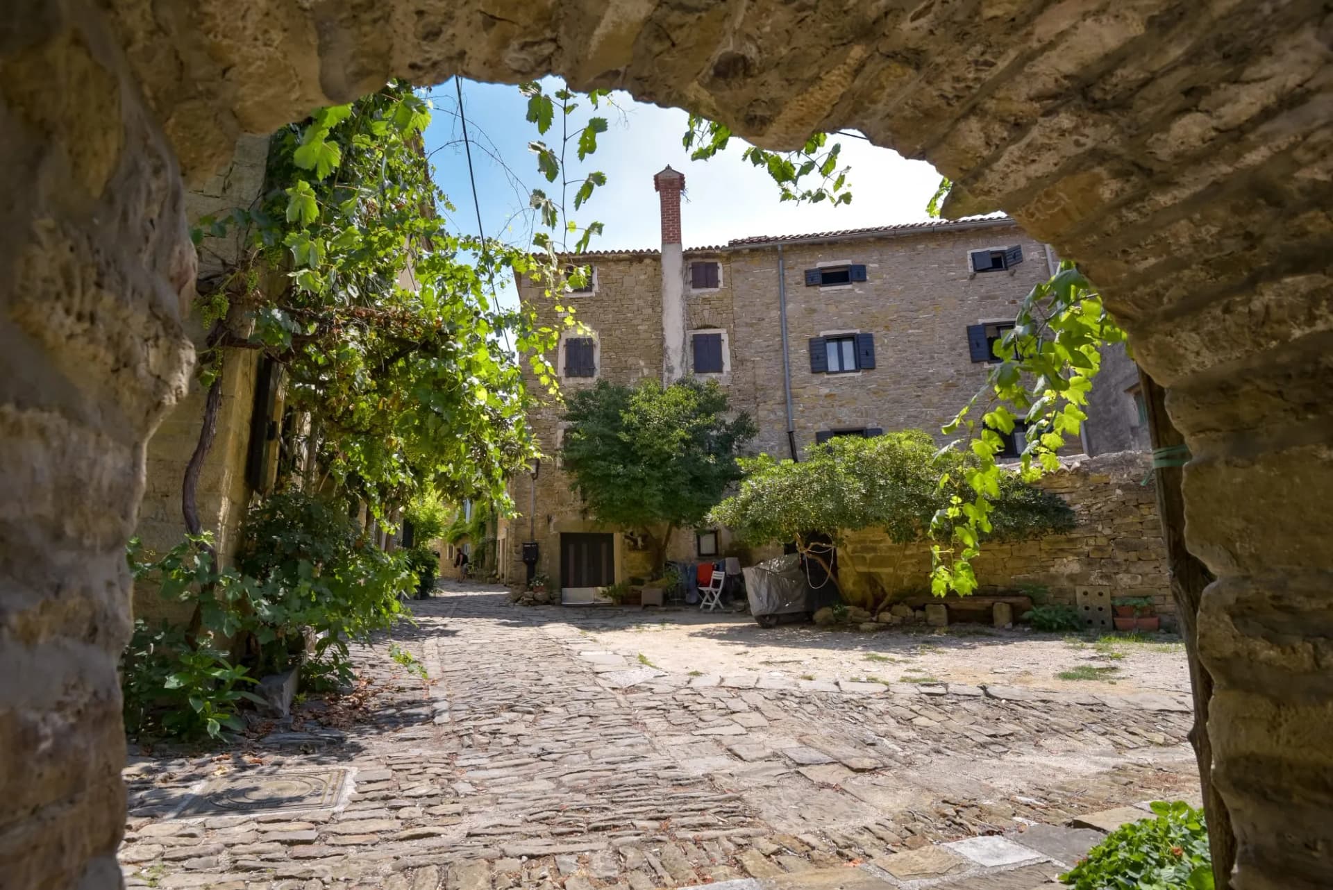 Steinbogen im Dorf Groznjan / Istrien