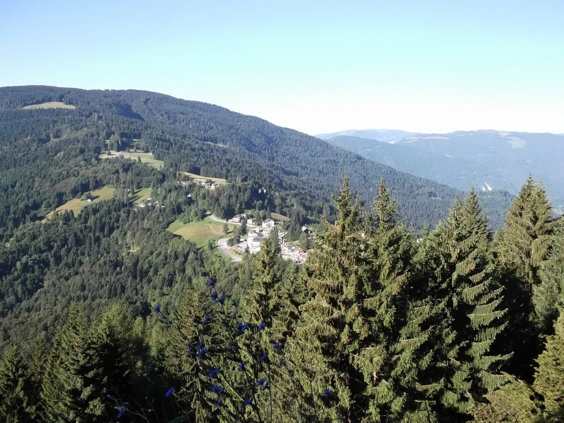 in cammino da passo croce d'aune al rifugio dal piaz