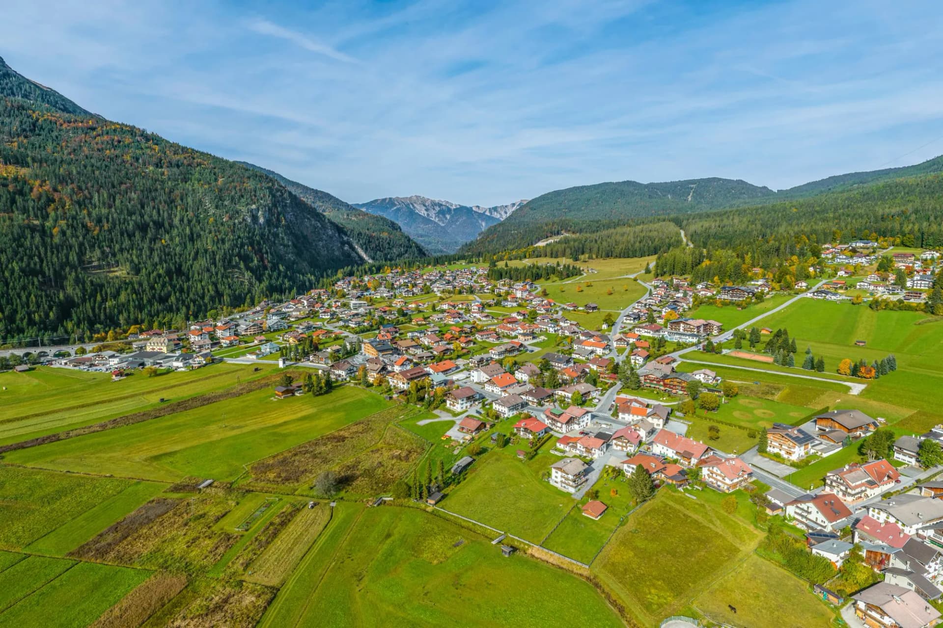 Ehrwald-Unterdorf an einem sonnigen Oktober-Nachmittag