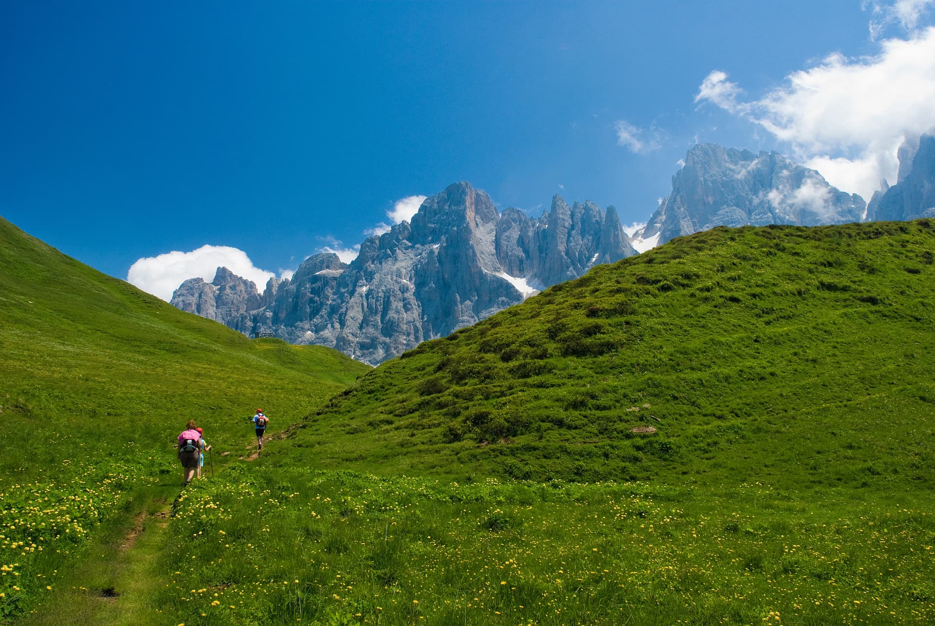 escursionisti verso le pale di S.Martino