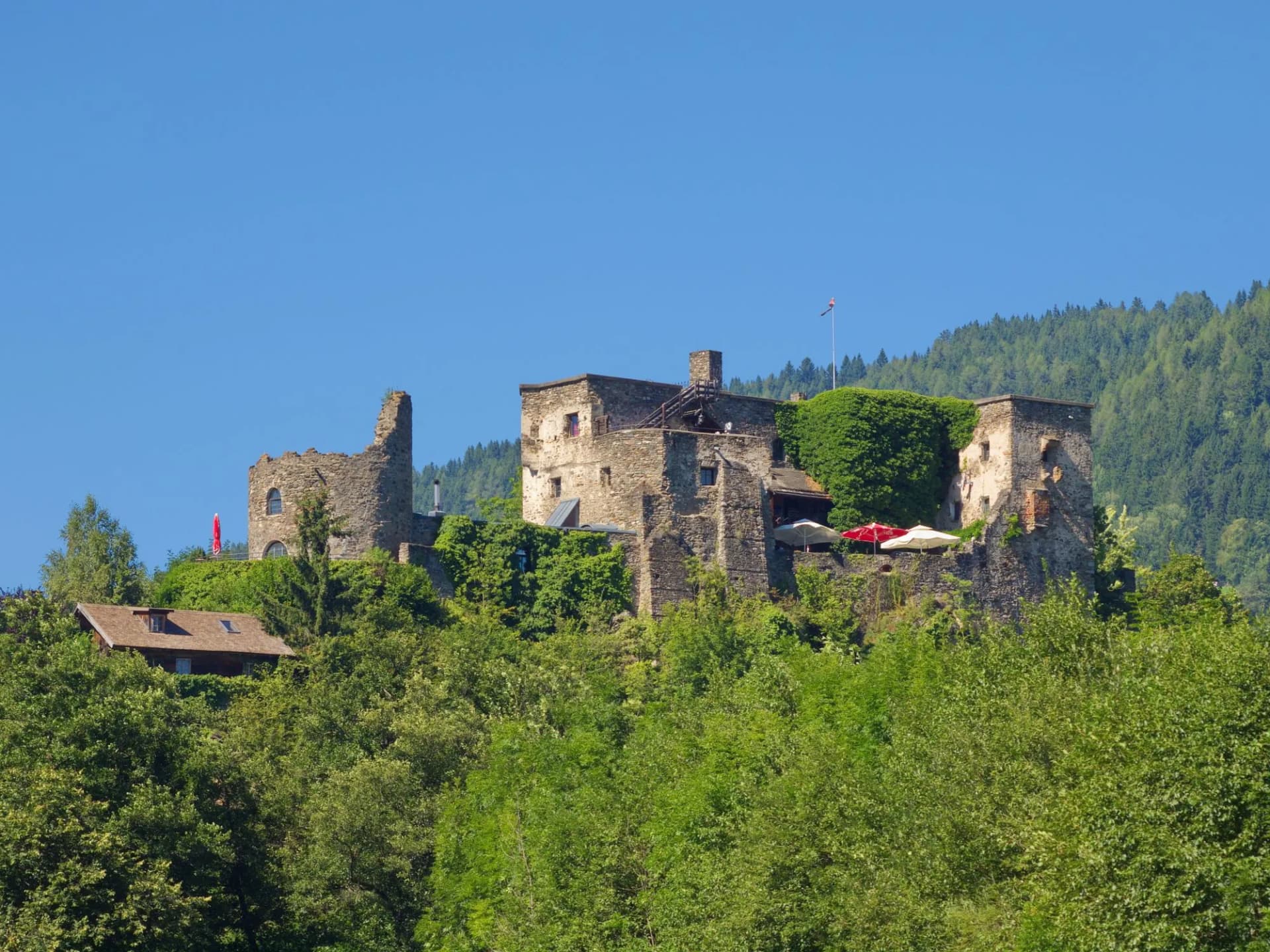 Burgruine Sommeregg bei Seeboden / Millstätter See / Kärnten / Österreich