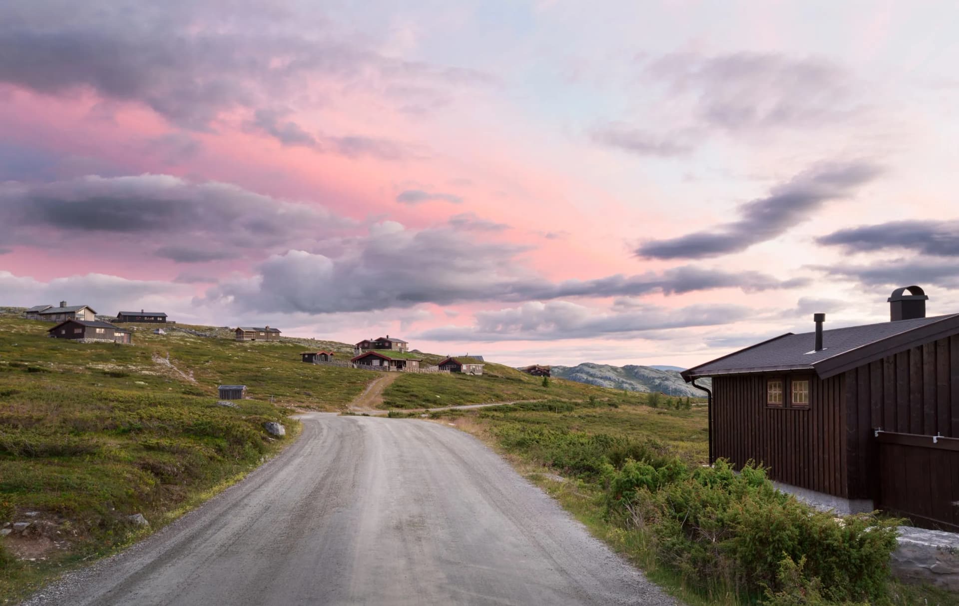 Hütten in Landschaft von Norwegen im Sonnenuntergang