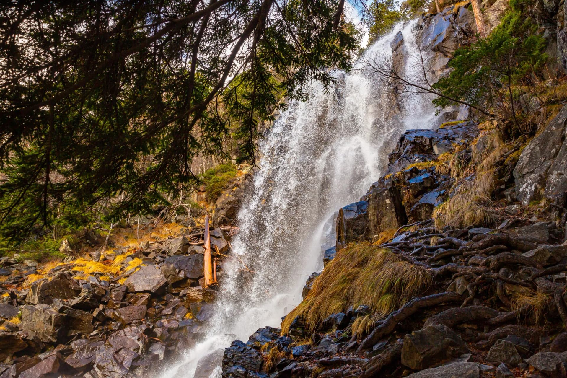 Cascada (waterfall) de Ratera, above Sant Maurici Lake, as seen from the trail to Refugi d'Amitges, Aiquestortes i Estany de Sant Maurici National Park, Pyrenees, Espot village, Catalonia, Spain