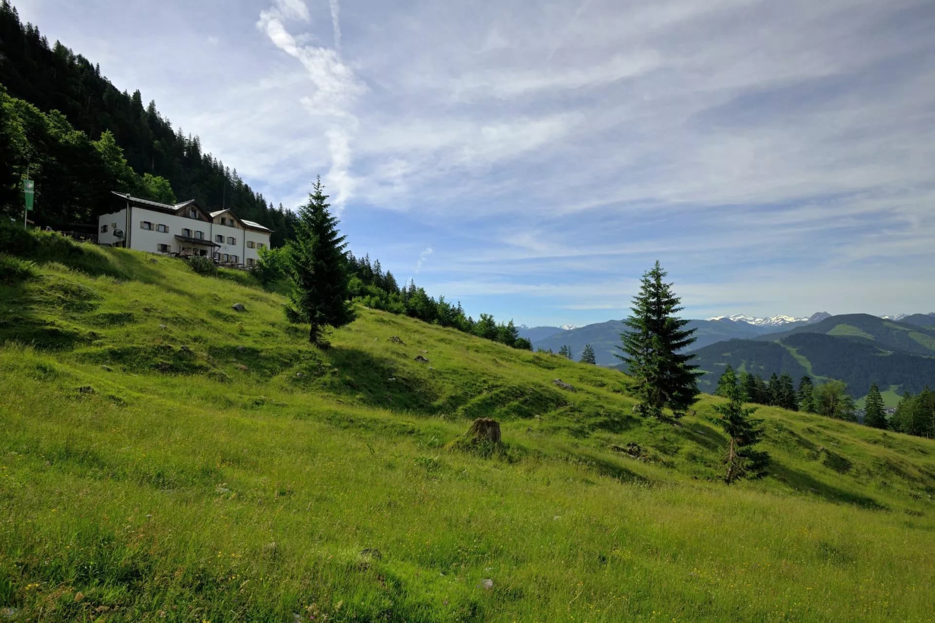 Blick auf die Hohe Tauern und die Gaudeamushütte im Wilder Kaiser