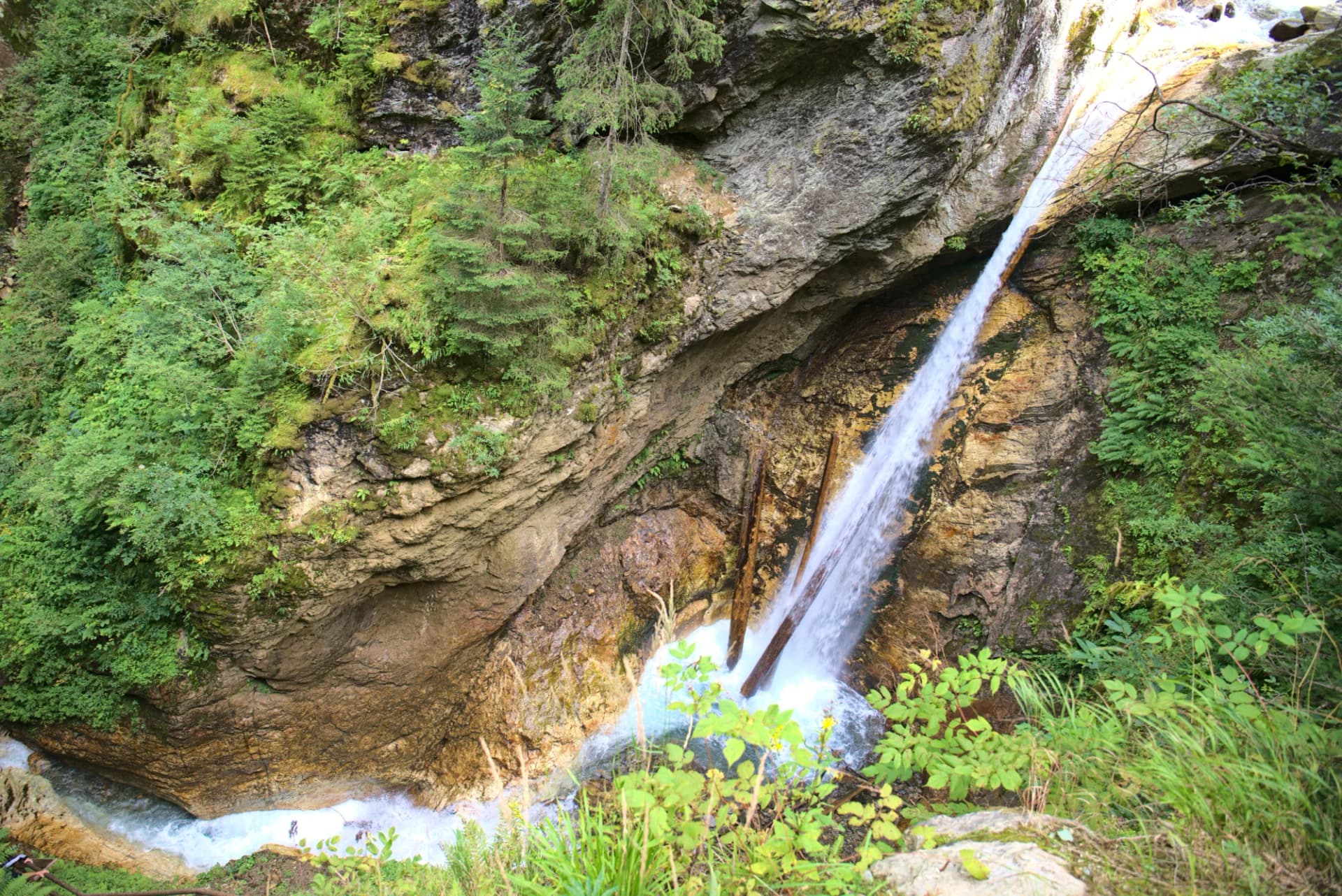 Raggaschlucht waterfall area with scenic pathways