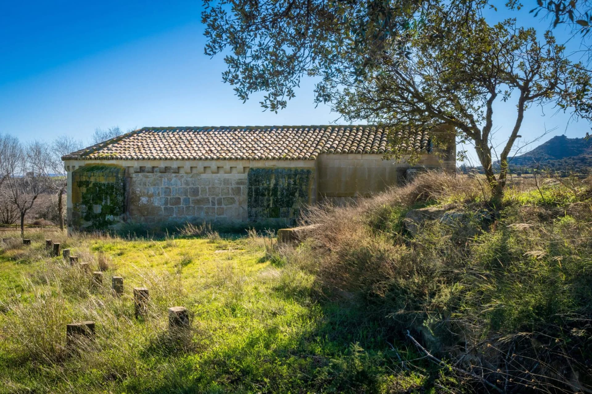 The Hermitage of Santa Águeda is considered one of the most important Romanesque hermitages in the Somontano region.
Away from the town of Berbegal, in a sparsely populated area with an agricultural