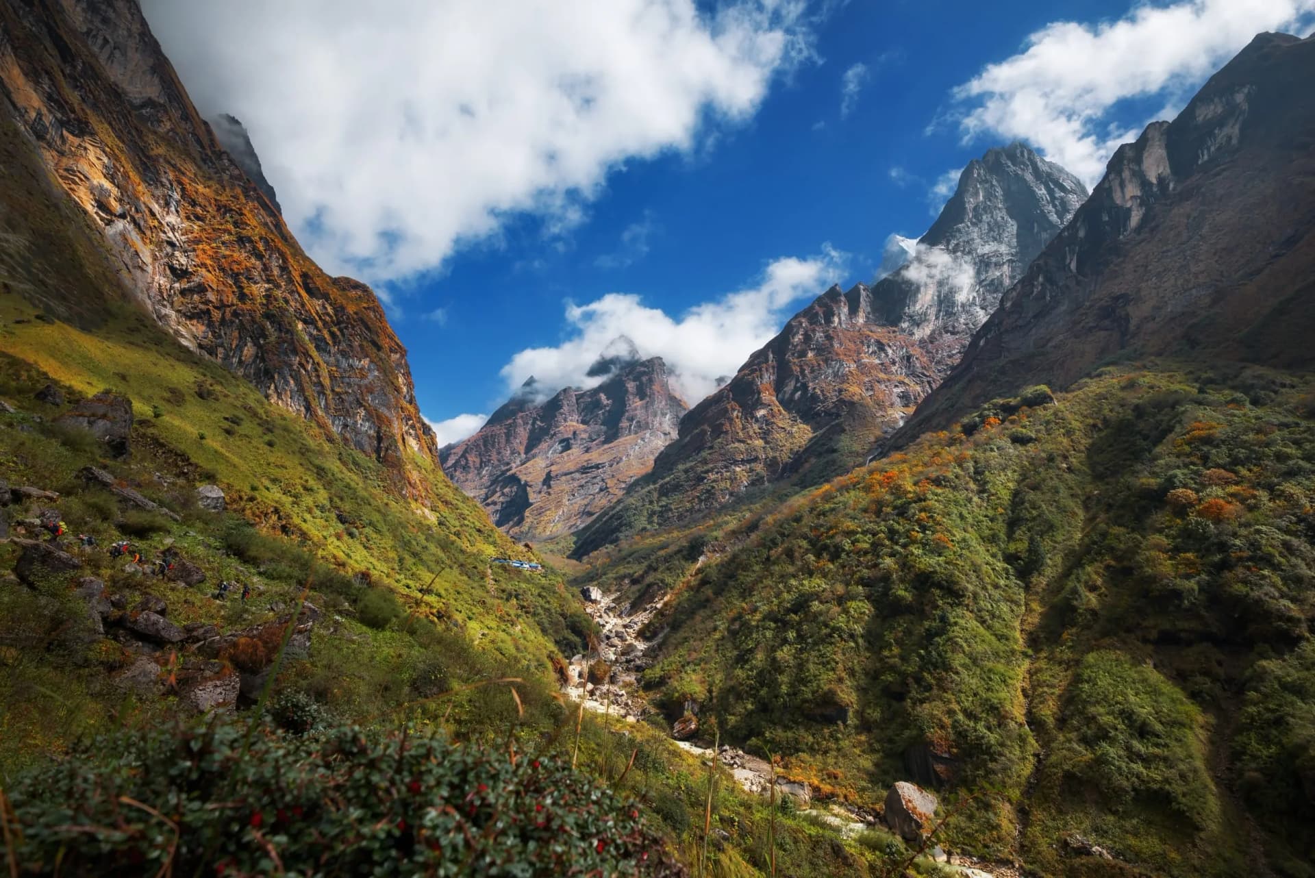 Scenic view on the way from Deurali to Machapuchare base camp
