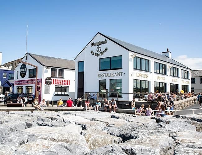 Vaughan's Anchor Inn restaurant by large rocks on a sunny day