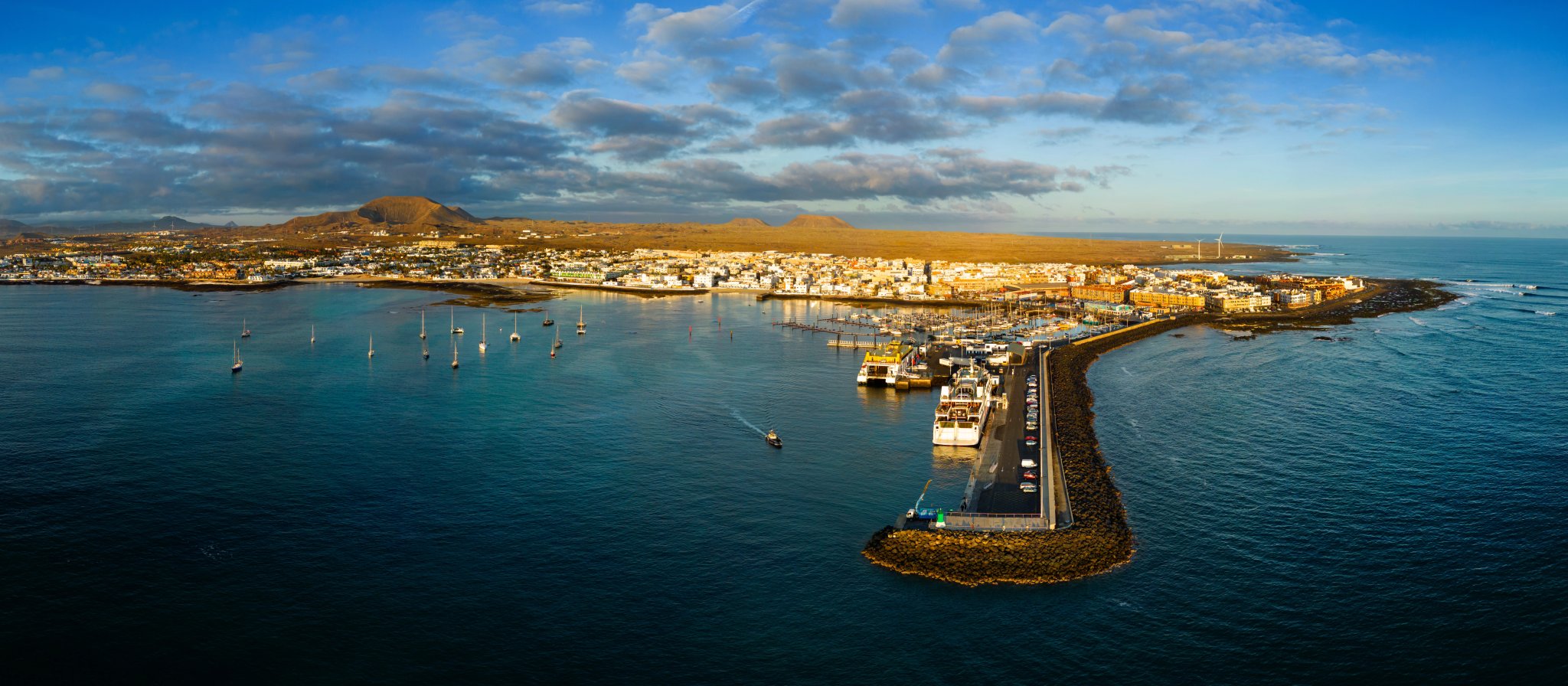 Spektakulær panoramisk luftudsigt over færgeterminalen, molen og havnen tidligt om morgenen i Corralejo på Fuerteventura Spanien