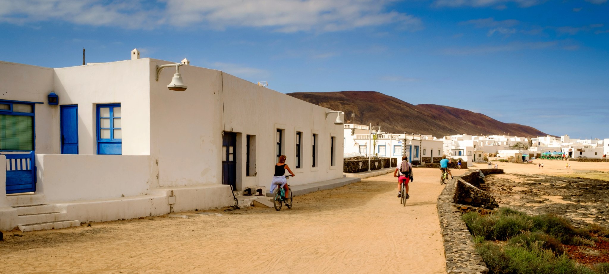 turist cykling i caleta de sebo gaden, la graciosa, kanariske øer
