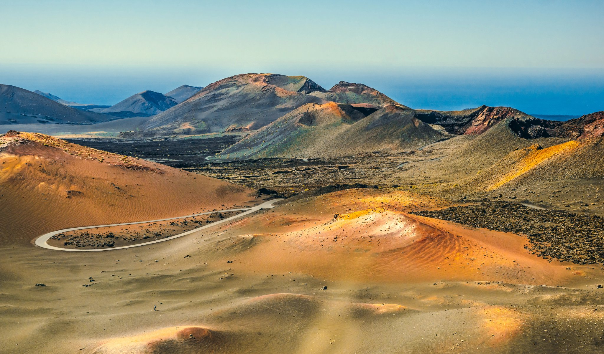bellissima vista da cartolina delle Montañas del Fuego nel Parco Nazionale di Timanfaya, Lanzarote, Isole Canarie