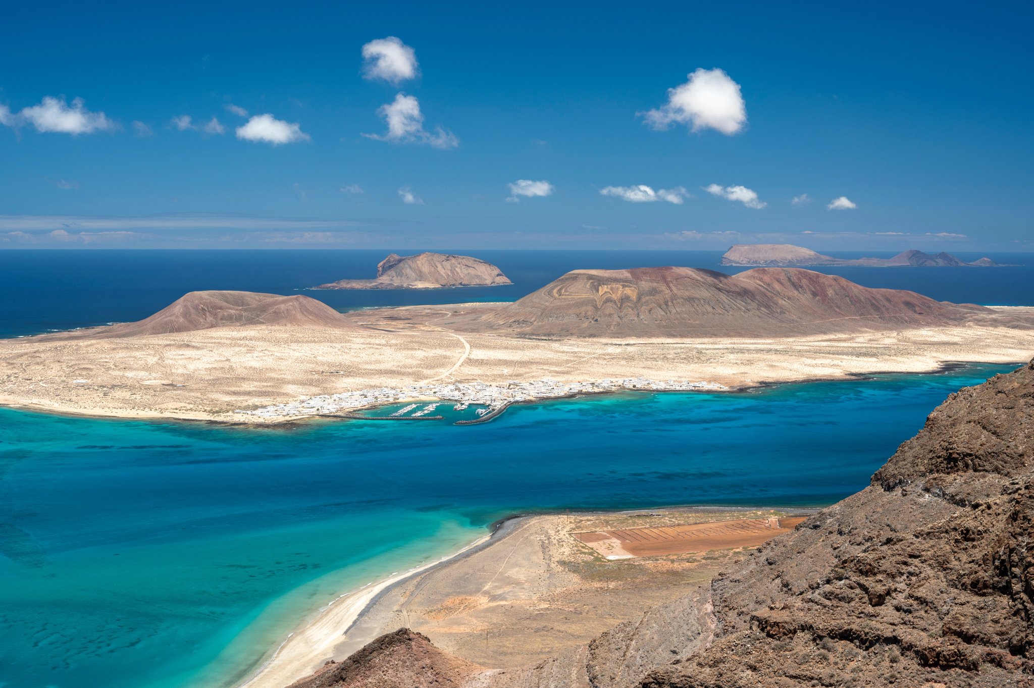 Scatto aereo delle scogliere a nord di Lanzarote con vista su La Graciosa, Isole Canarie