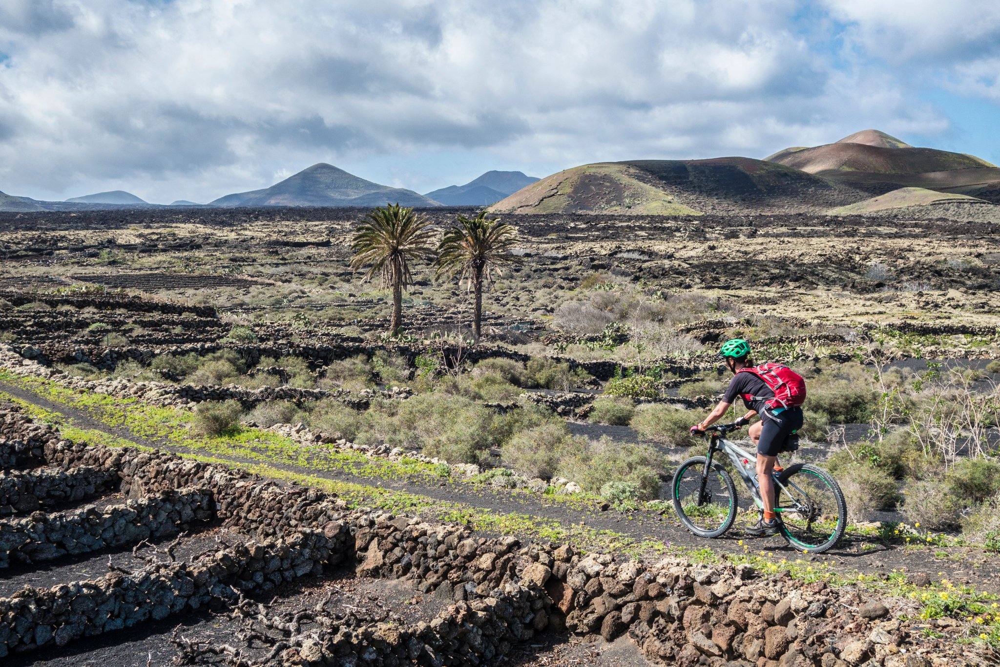 Seniora in bicicletta sull'isola di Lanzarote, Isole Canarie