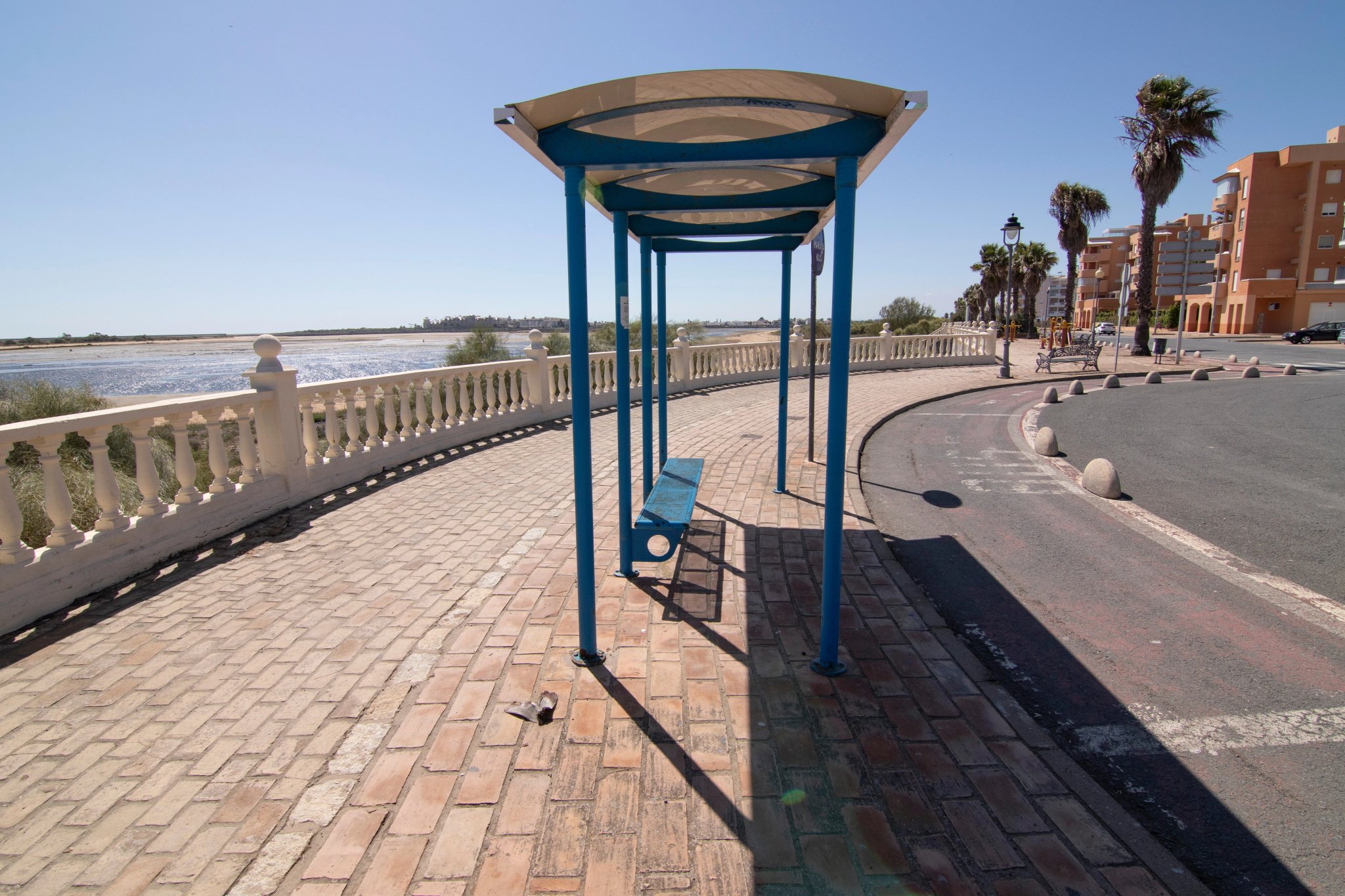 Eine vintageartige Bushaltestelle am Strand in Isla Cristina, Spanien.