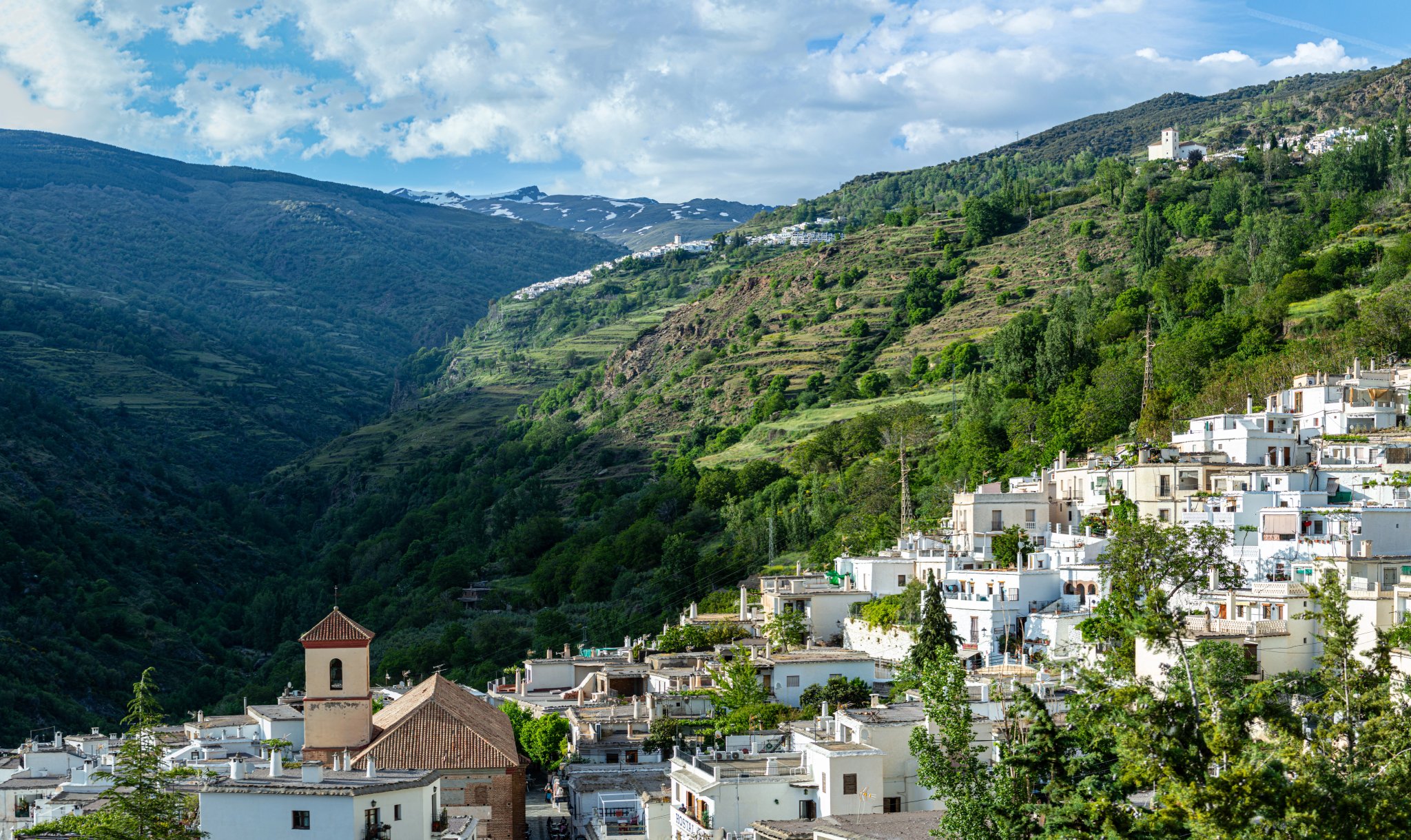Typisk spansk by i Sierra Nevada National Park, Spanien