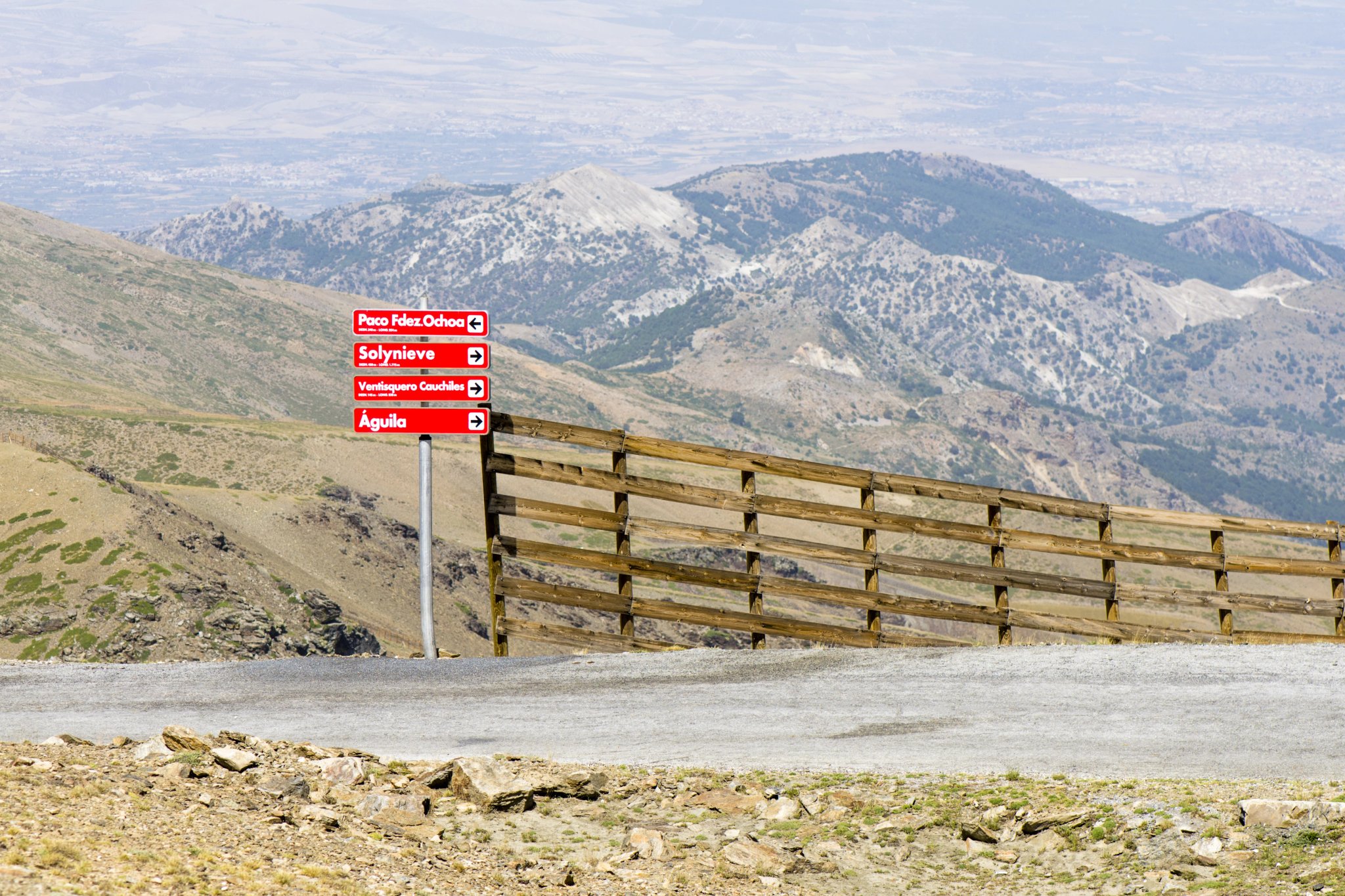 Skidbackar och vägen upp till Pico del Veleta, Sierra Nevada, Andalusien, Spanien