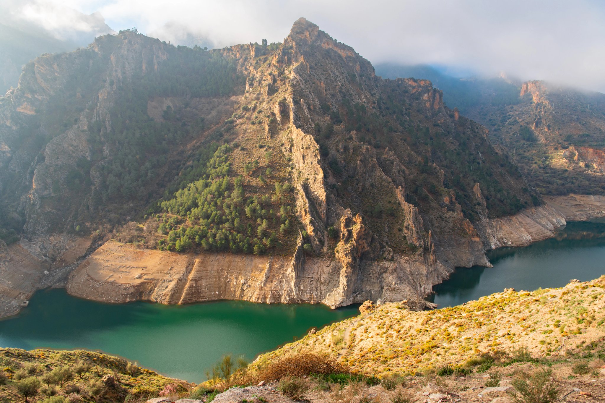 Embalse de Canales Reservoar i Güéjar Sierra, provinsen Granada, Andalusien, Spanien. Pittoresk landskapsutsikt ovanför. Spanien. Sierra Nevada bergen. Damm