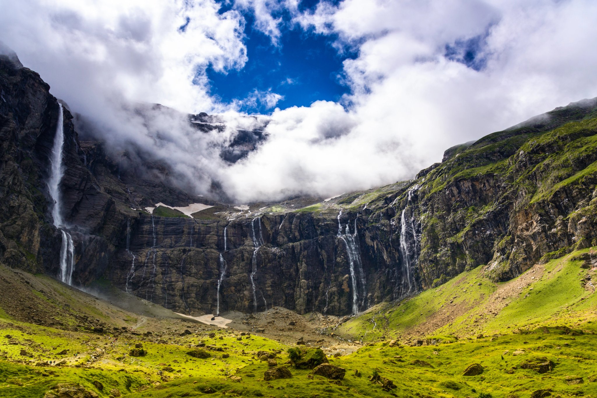 Wolken boven de cirque de Gavarnie in de zomer