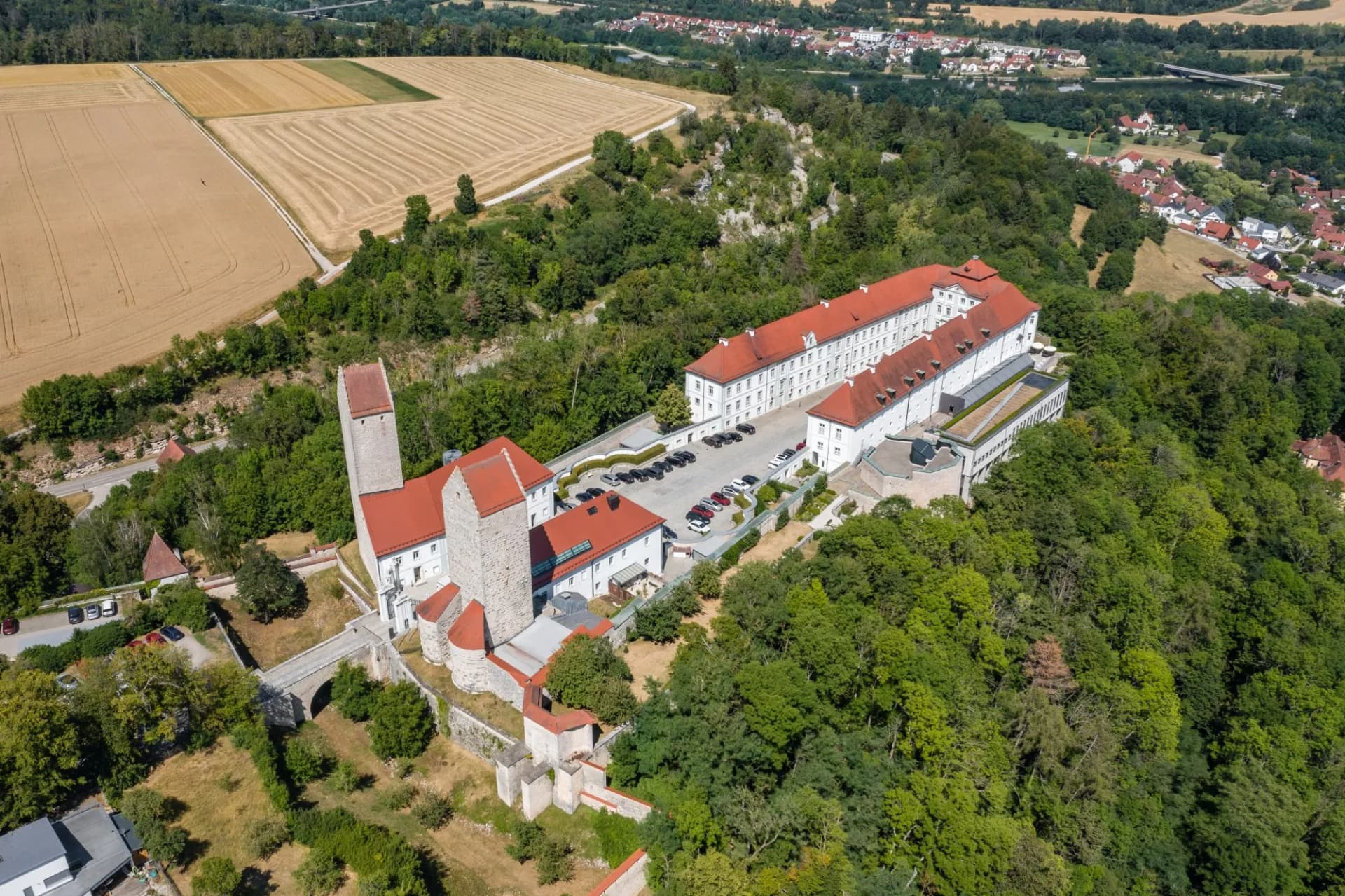 Luftbild Schloß Hirschberg bei Beilngries im Naturpark Altmühltal, Bayern, Deutschland bei Sonne im Sommer