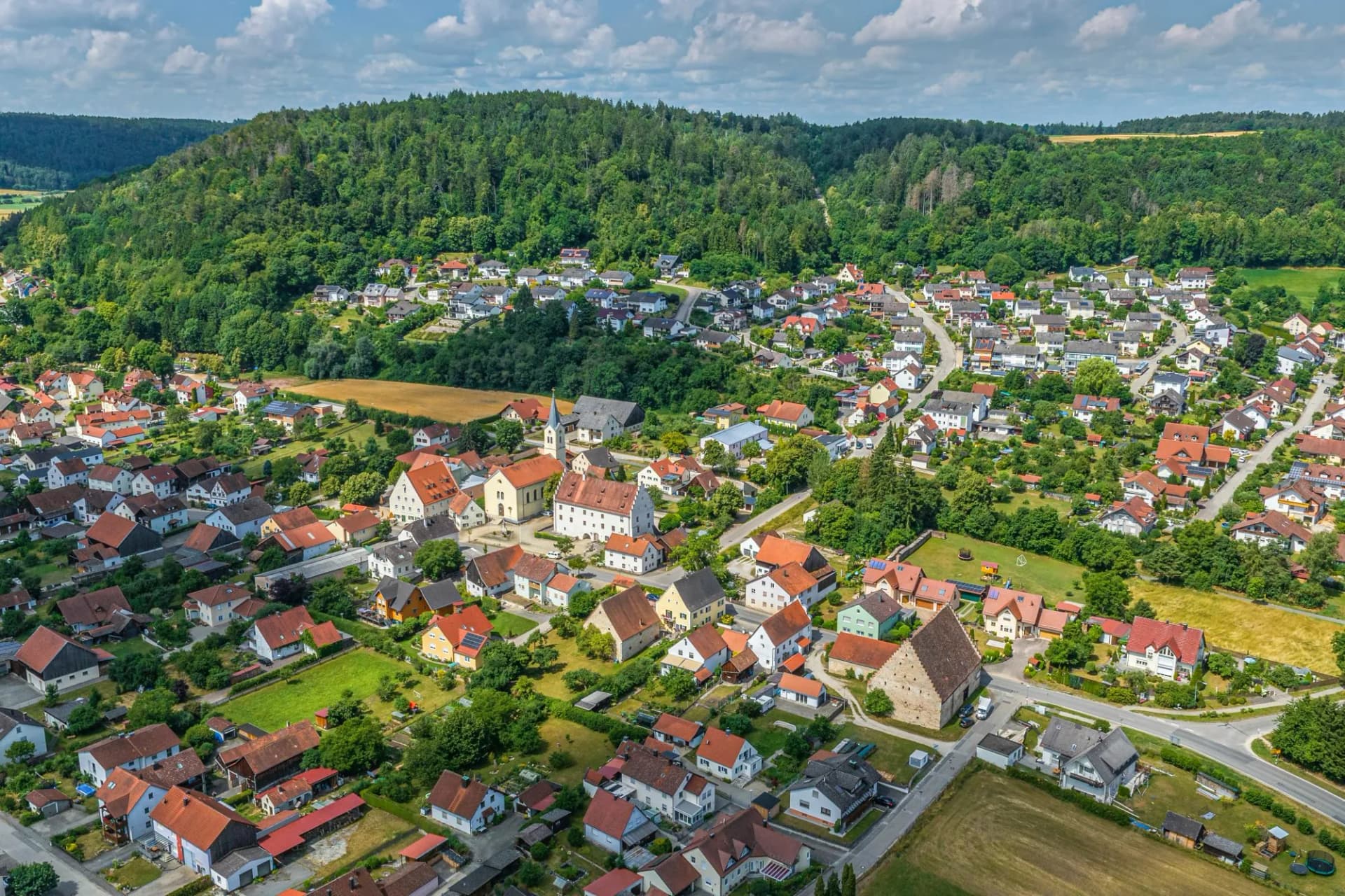 Blick auf das Ortszentrum von Töging im Naturpark Altmühltal von oben