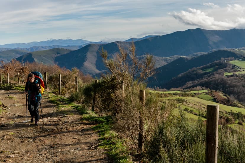 una giovane ragazza cammina lungo il cammino di santiago in inverno