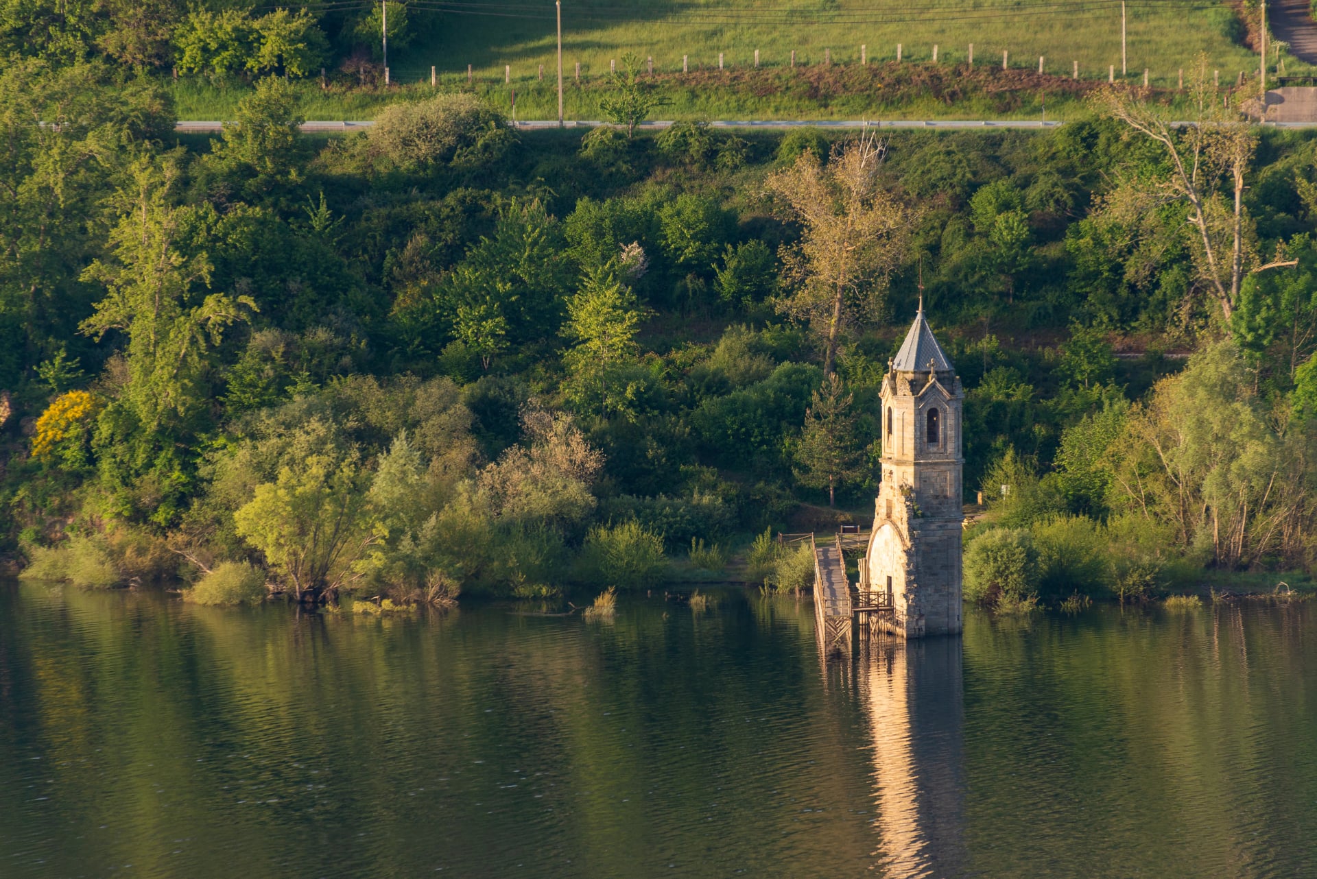 Vista de la iglesia de Villanueva de las Rozas. Tomada desde la península de la Lastra en mayo de 2025.