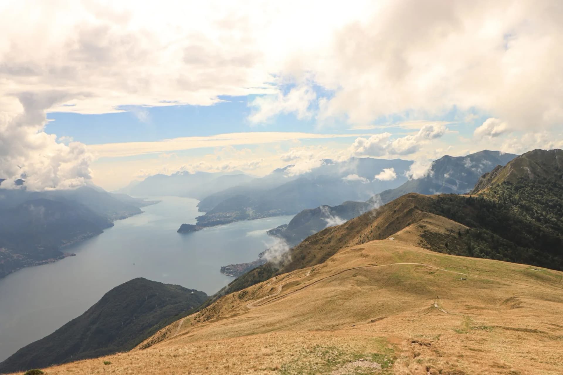 Wanderparadies über dem Comer See; Kammweg zum Monte Bregagno mit Blick nach Süden