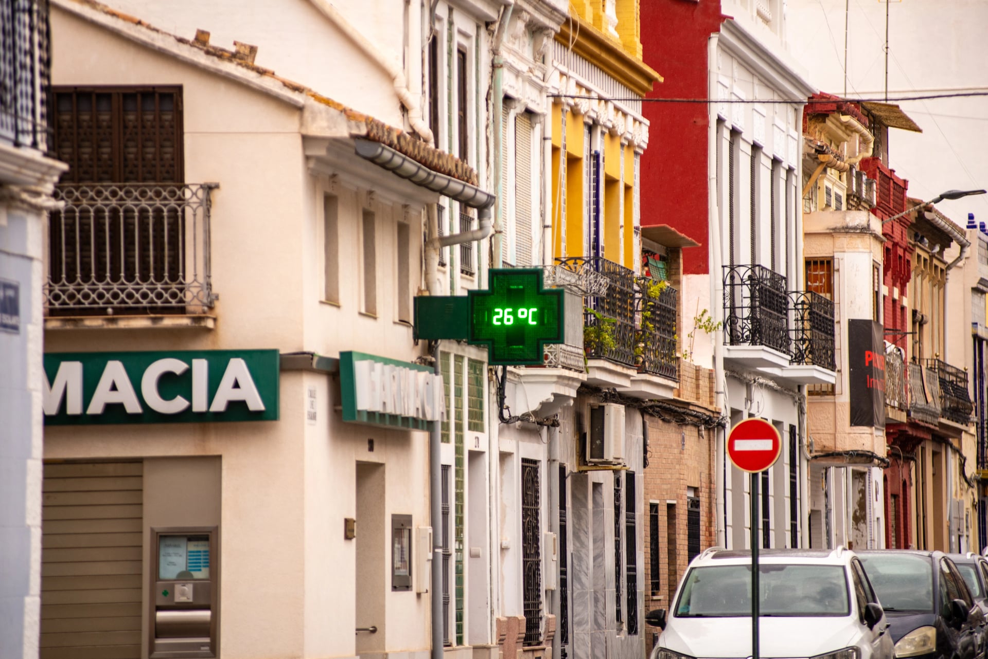 Sign outside a pharmacy in Spain shows outdoor temperature