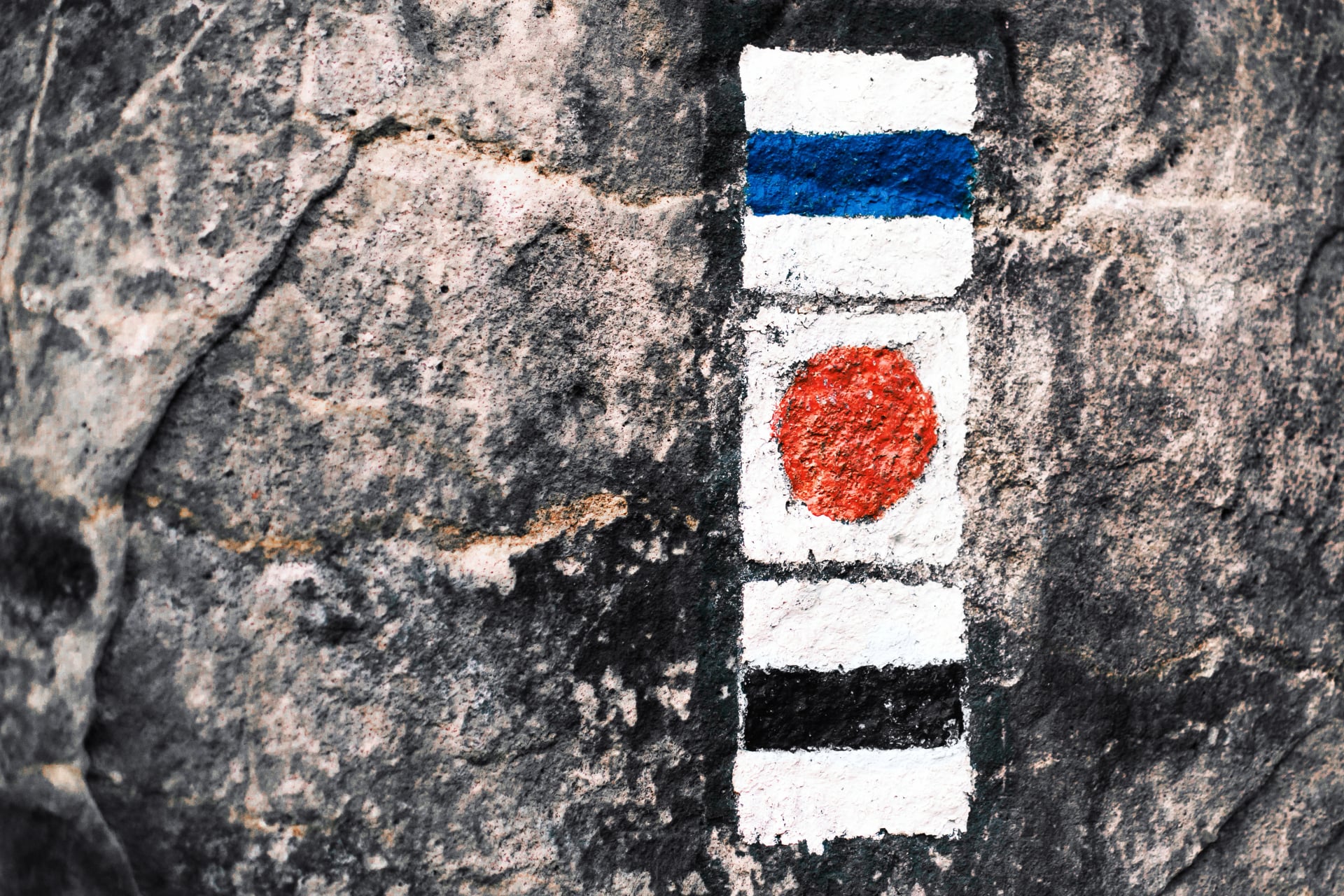 Trail from the arrow on the cliff, A pointer to the difficulty of the route for pedestrians