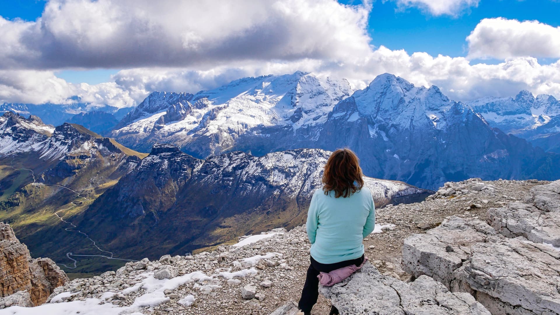 Wanderin blickt vom Sass Pordoi auf die Marmolada in den Dolomiten