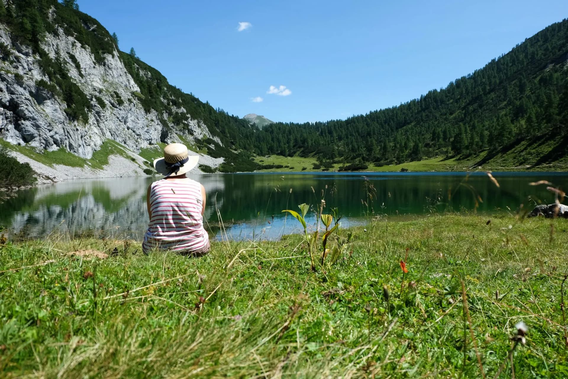 Frau sucht Ruhe am Schwarzensee