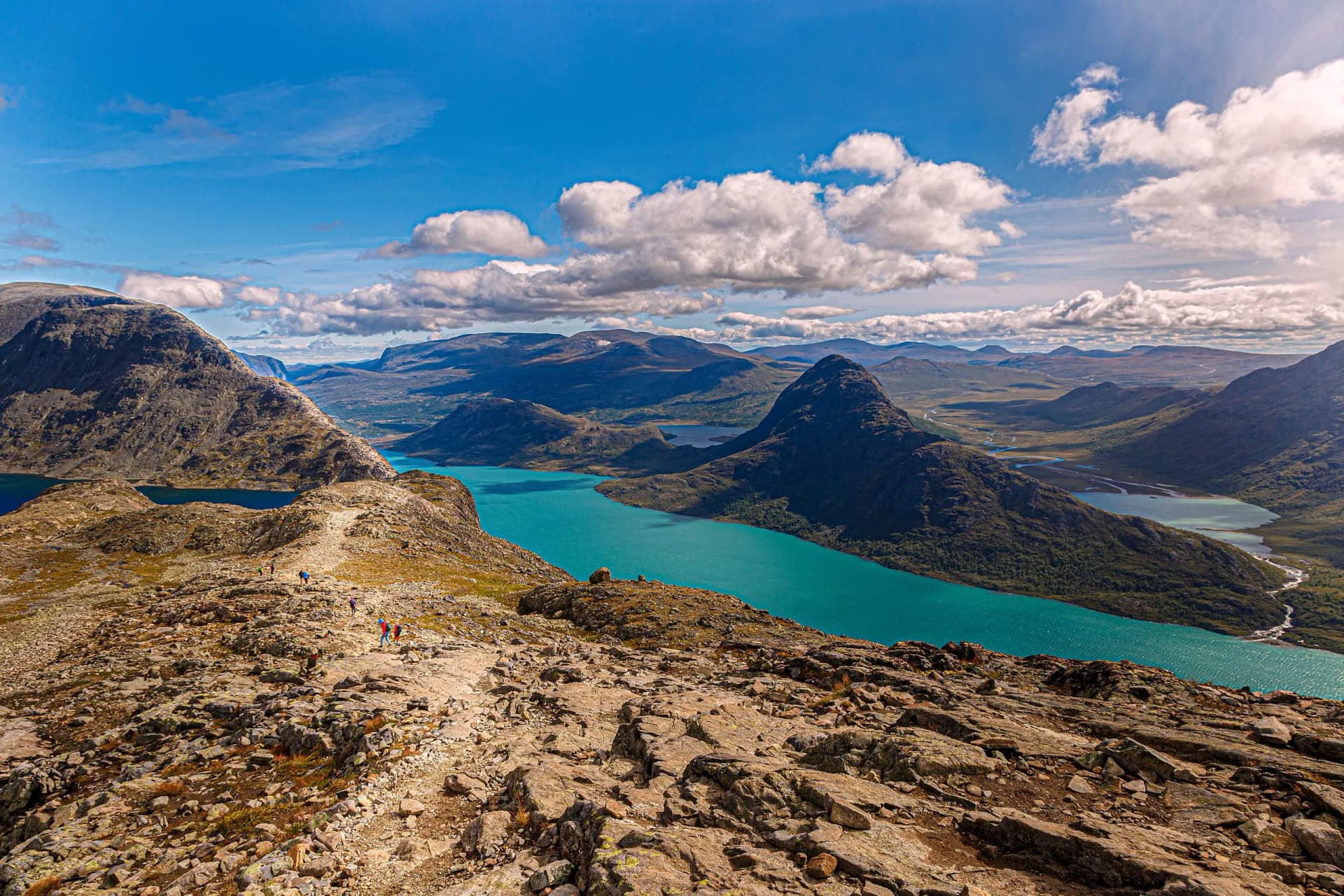 Wanderer laufen auf dem berühmten Besseggen Grat im Jotunheimen-Gebirge, Norwegen.