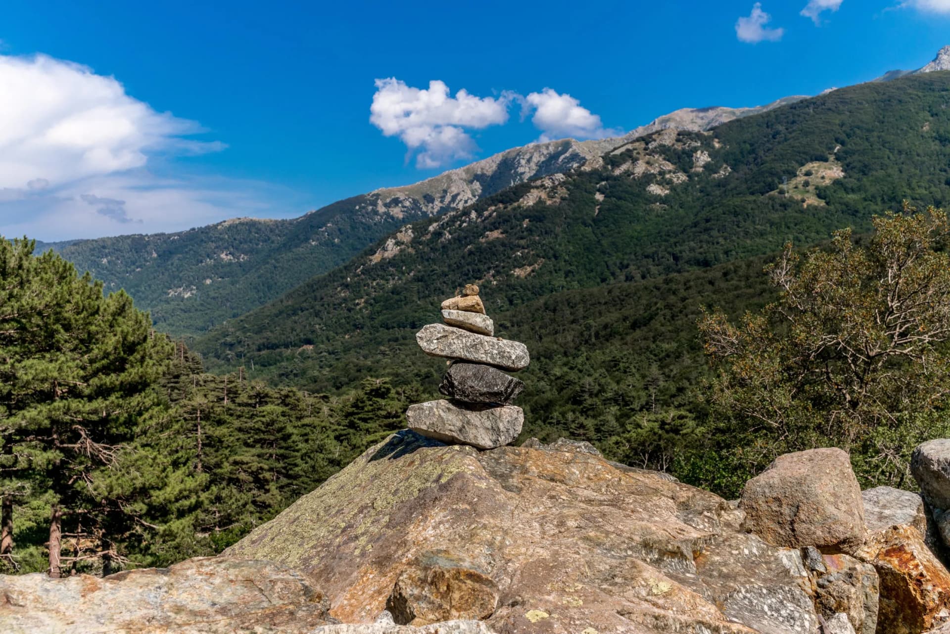 Sign with pile of stones on GR20 hiking trail in Corsica - 1