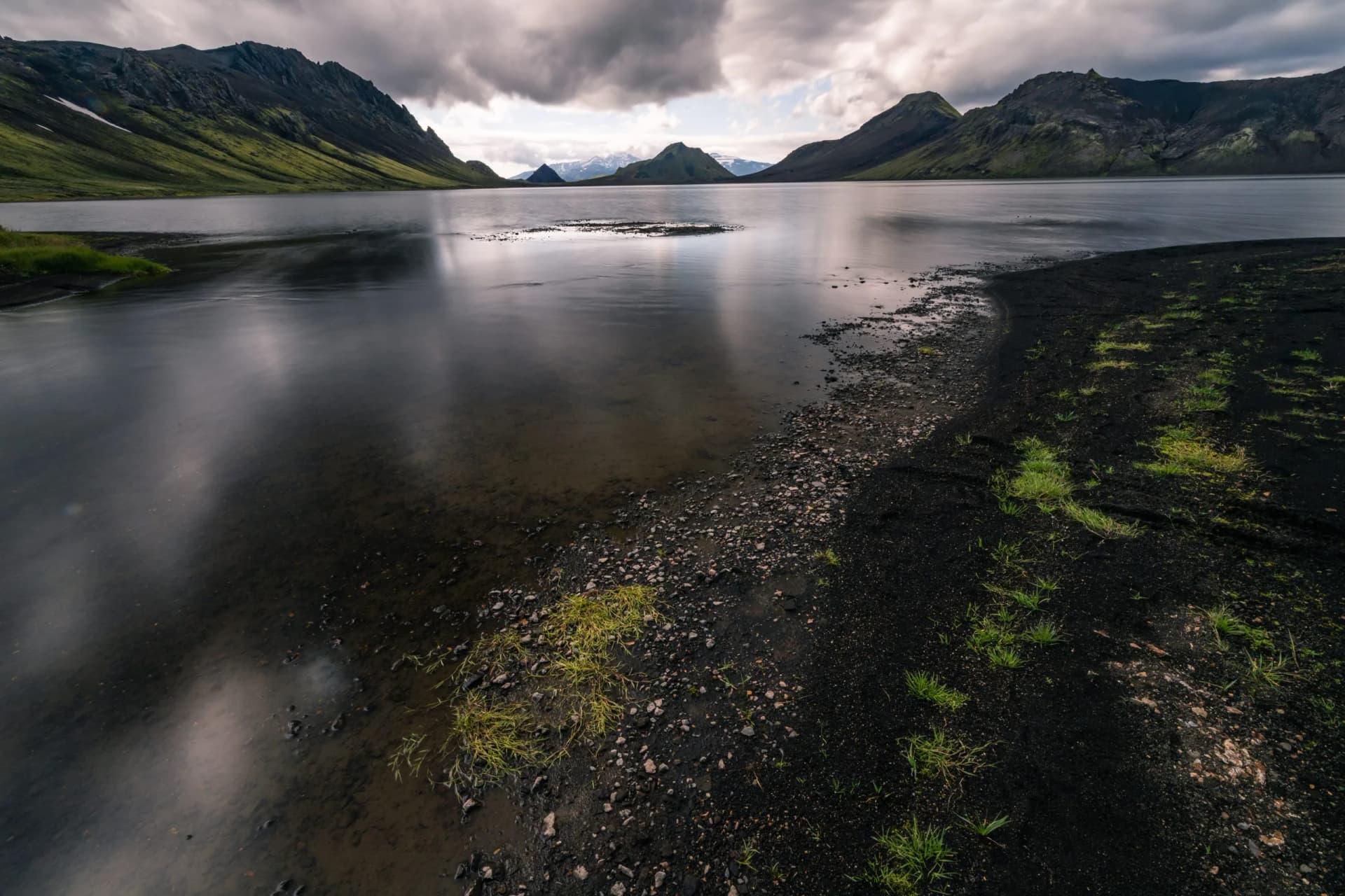 lake Álftavatn in the Iceland mountains