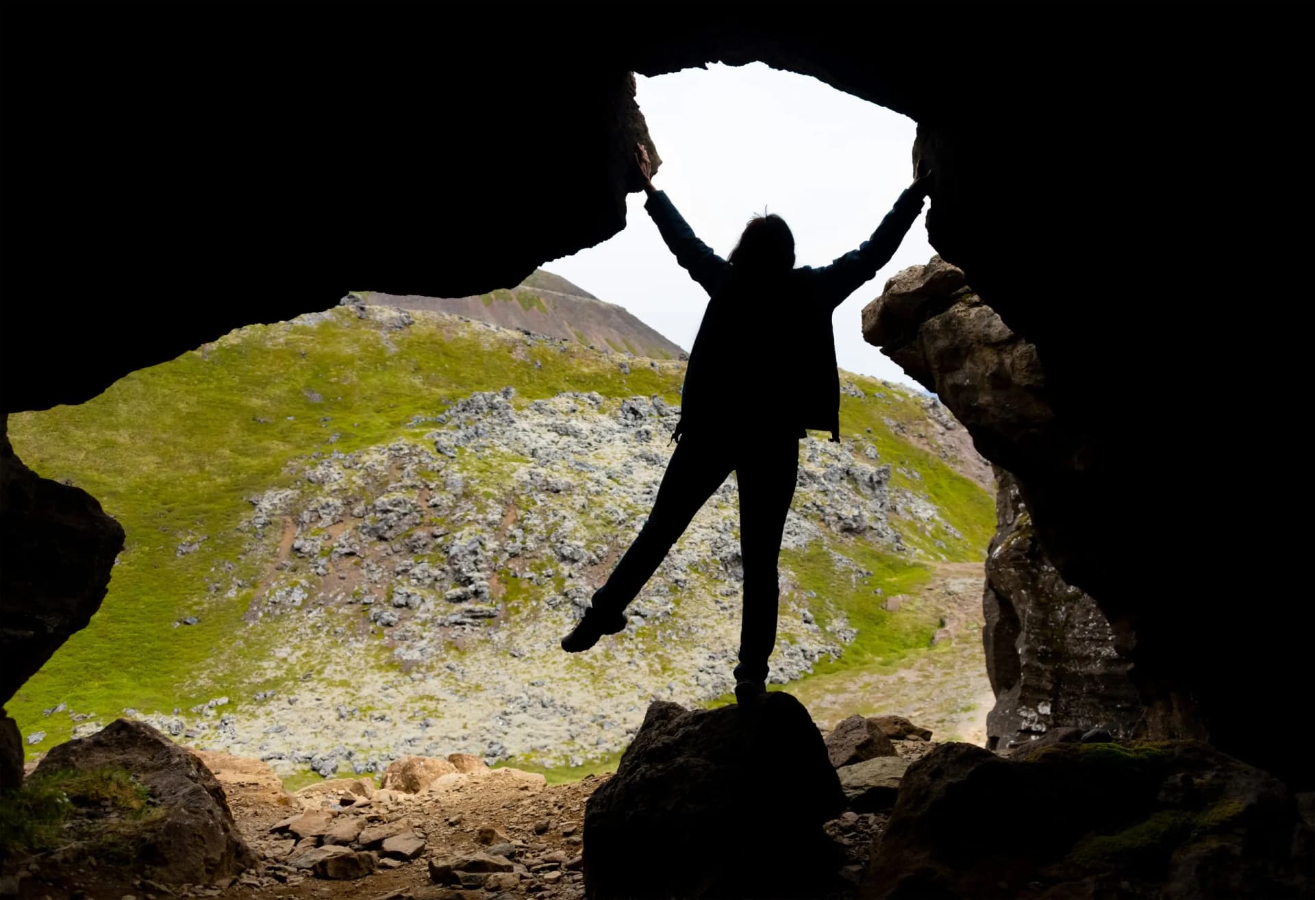 Sönghellir Cave Island Silhouette Mädchen Umriss Eingang Ausgang Öffnung Portal Höhle Felsen Lava Vulkan Landschaft Snæfellsjökull-Nationalpark